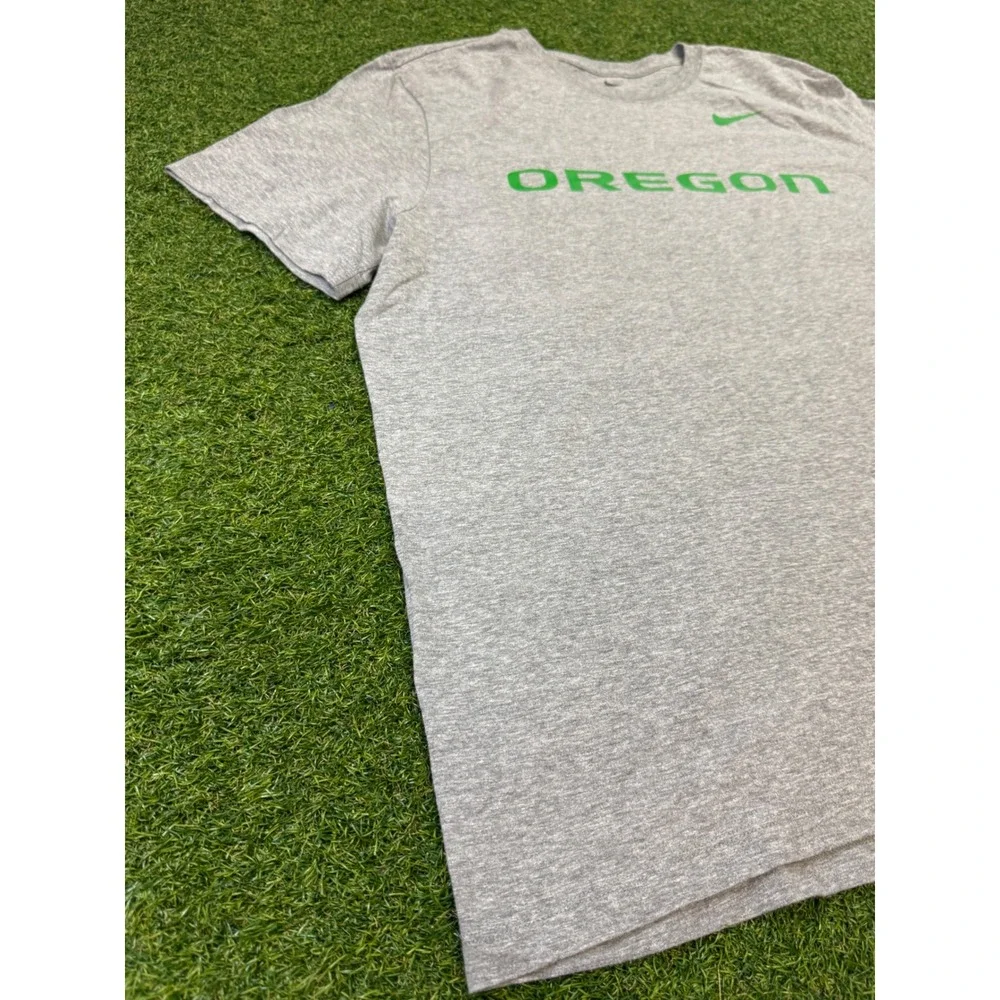 Nike Oregon Ducks T-Shirt Mens XL Gray Green‎ Graphic Short Sleeve Crew Neck Tee